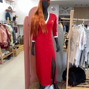 Robe Adidas rouge + Converse blanches