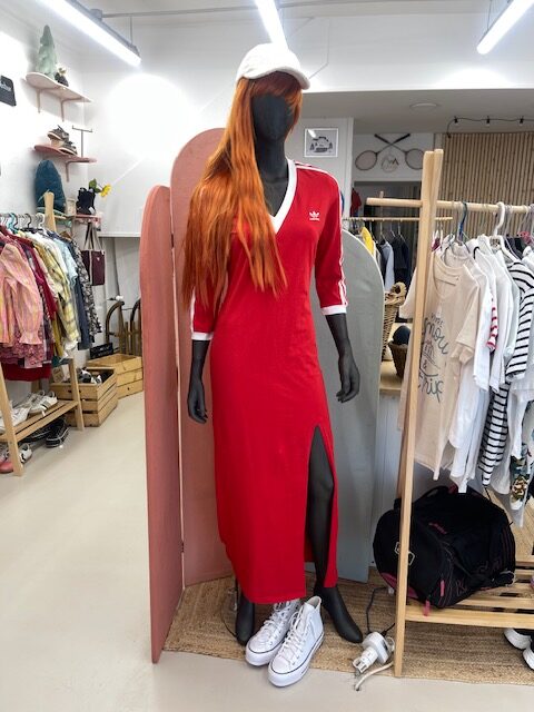 Robe Adidas rouge + Converse blanches